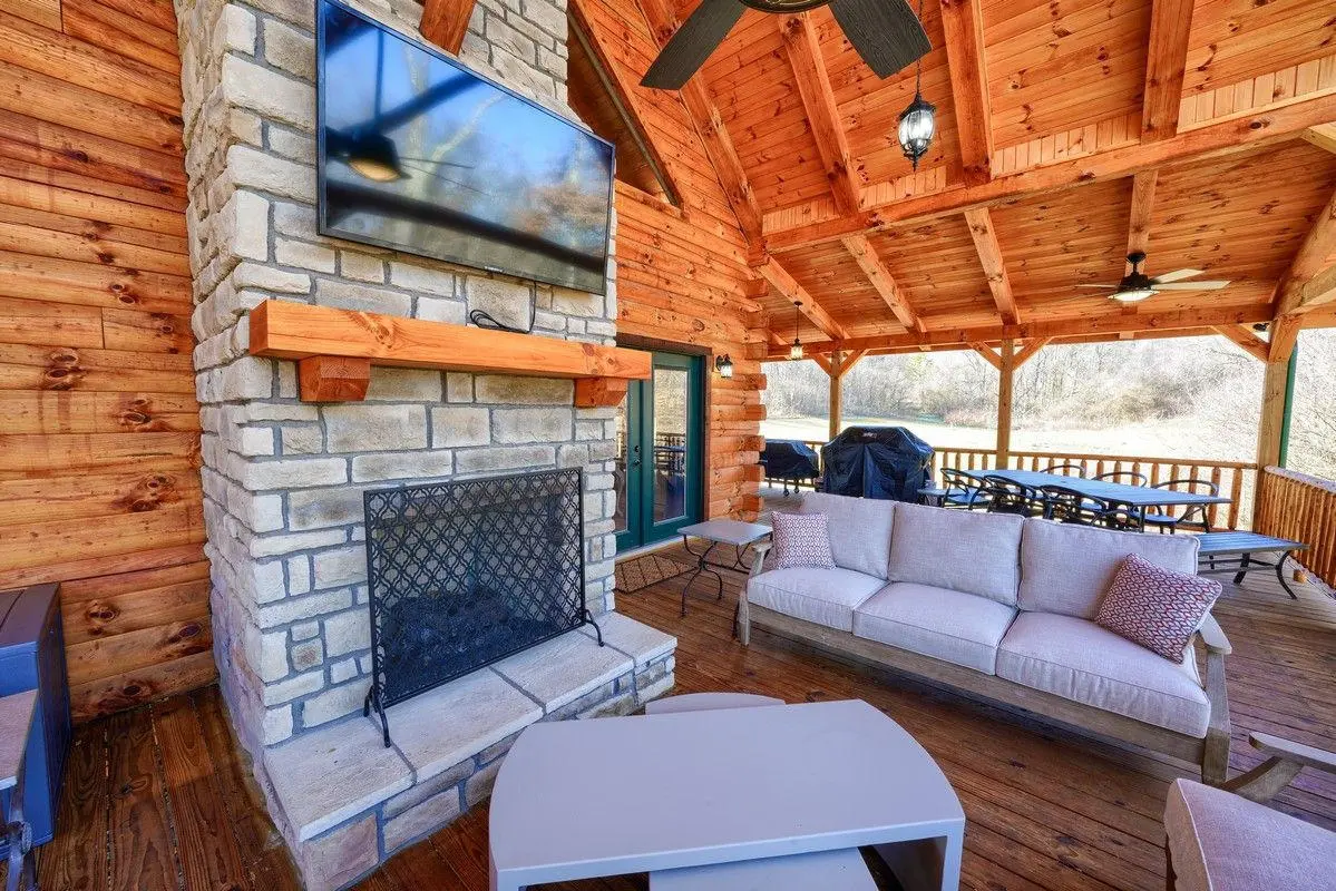 Lovely Breeze Luxury Cabin Exterior Fireplace